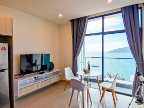 The Shore Sunset Seaview Suite 日落海景一房一厅一卫 침실 1개, 거실 1개, 일몰 바다 전망을 감상할 수 있는 욕실 1개